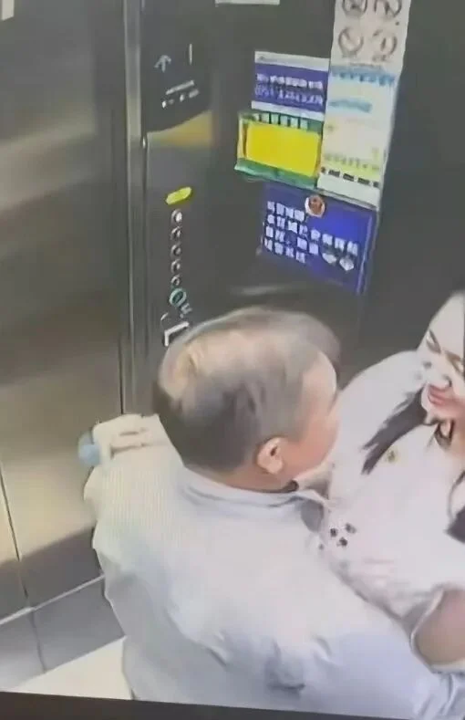 被曝在电梯和大美女亲吻的老登董事长 这下是'净身出户'了吗?