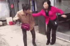华人吵架吵到雪山顶!为打卡照片 女子带70岁老人不排队