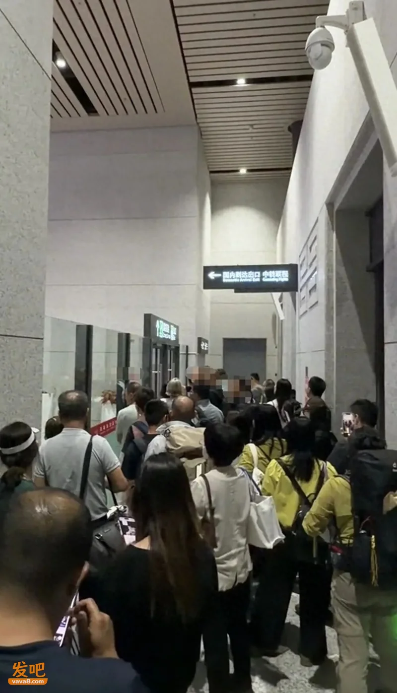 “飞机到达了 机场下班了”甘肃敦煌机场回应“旅客抵达后机场出口锁门”
