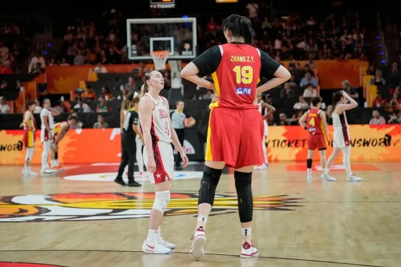 中美女篮世界杯首战 2.21米张子宇震撼美国队