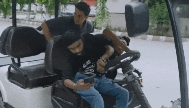 印度00后连体兄弟共享下半身 配合太默契:让我们分开也不分!