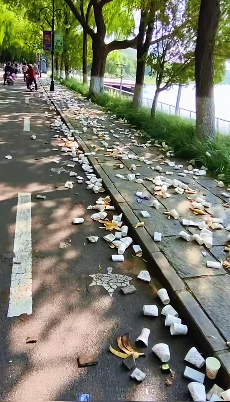 沈阳马拉松赛后 遍地纸杯引发热议