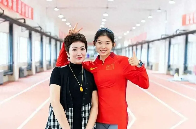 吴艳妮母亲熊艳：曾是传媒大佬，四川殷实家庭，女儿没必要当网红