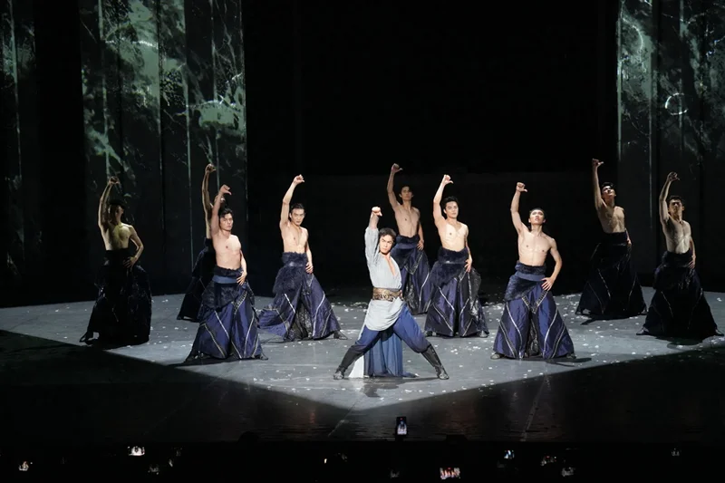 在低迷的行业里暴富：公狗剧场巡演“男色经济”