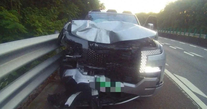 司机以为辅助驾驶会刹车 小车径直撞上突然变道的大客车
