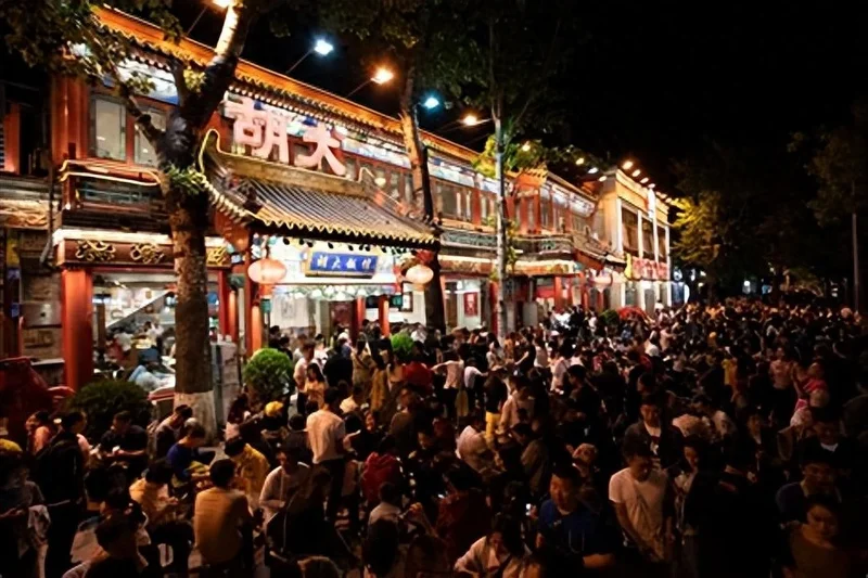 巴黎小哥在 X 上发帖：站在凌晨两点的北京簋街，我恨自己的国家！