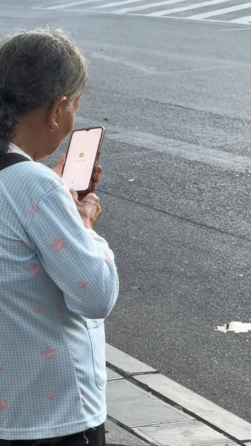 老人等车时手机不停弹广告怎么都关不掉 念叨“没赶上末班车” 路过小伙:有点心酸