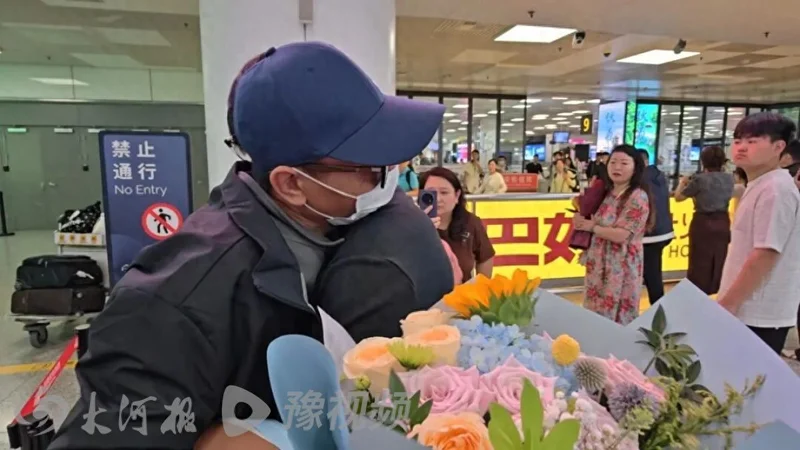 在尼泊尔泥石流中被困11天的陆海涛回来了:靠喝尿求生