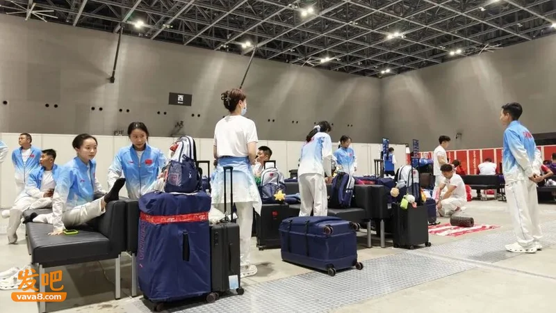 中国体操队被困日本机场6小时 张博恒吐槽:饿到半夜 还不让上船