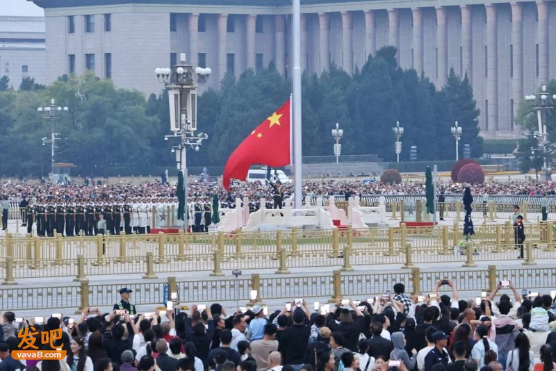 震撼!香港和澳门约1000名学生在天安门广场观升国旗 唱红歌