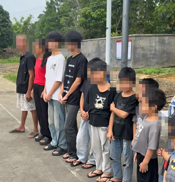 广西一对夫妇生育13个孩子 当事人回应称“喜欢人多热闹”