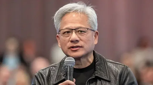 黄仁勋驳斥“AI灭绝人类”忧虑:是“末日叙事”