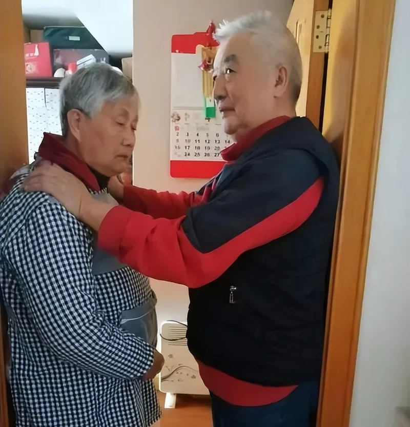 在遗忘来临之前:被阿尔茨海默病改写的人生