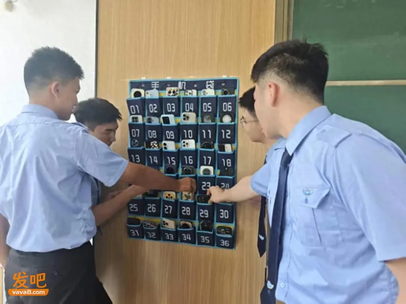 “低头玩手机浪费时间 抬头听课也像浪费时间”大学课堂为何陷入尴尬?
