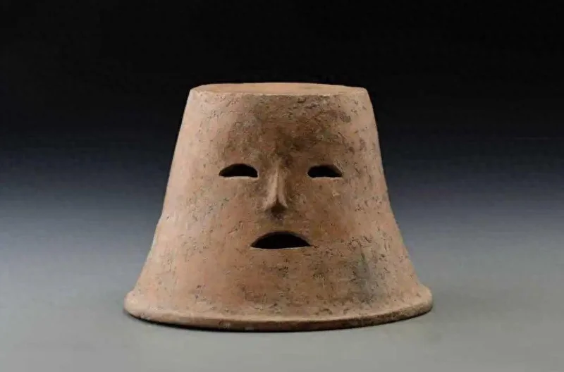 陕西博物馆“emo脸”陶盆走红 距今约5000年 全国仅发现两件