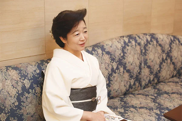 高市早苗改组内阁 “银座的妈妈桑”当上了财务大臣政务官