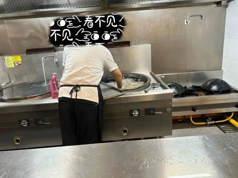 举报幼儿园炒菜锅里洗拖把 别让吹哨人找不到工作