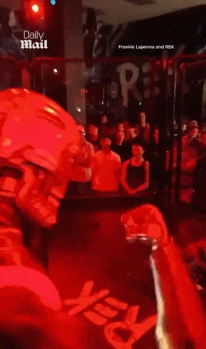 全球首场“人机肉搏赛” 中国机器人踹飞美国硬汉网红!