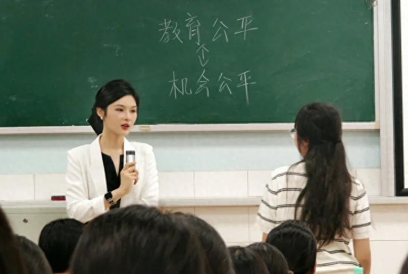 湖南高校美女教师走红网络 意外又感恩