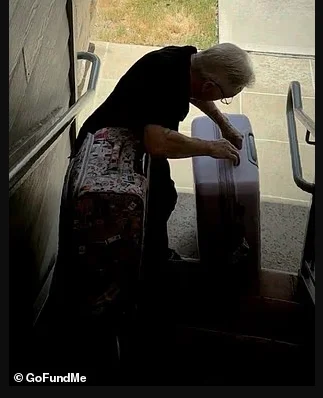 反转 81岁老人还在搬行李救妻获捐70万美元竟是女儿摆拍