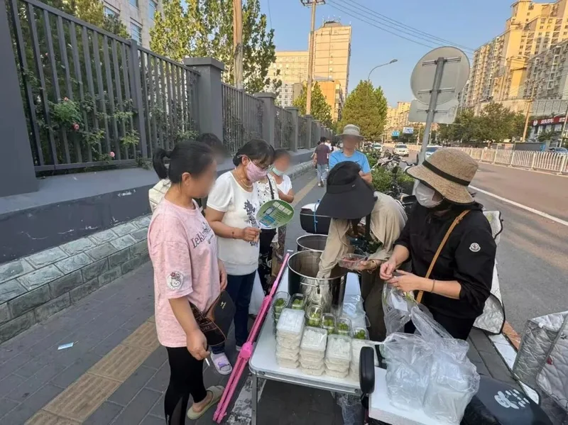 医院门口的免费爱心餐 是真帮扶还是流量生意