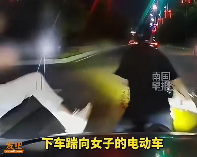女子骑电动车压速别车 司机忍无可忍一脚将其踹翻
