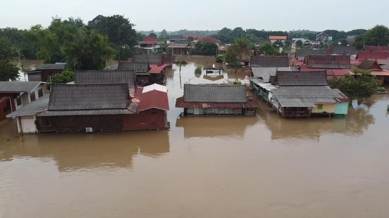 暴雨持续!泰国部分民宅积水淹至二楼 居民进出要靠船只