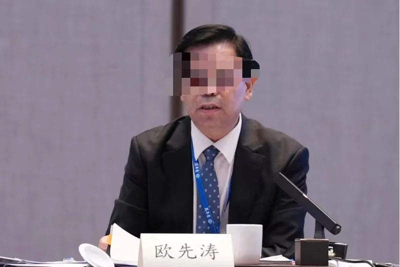 网传东航空姐下跪事件乘客为上市公司董事长?公司回应:已报警