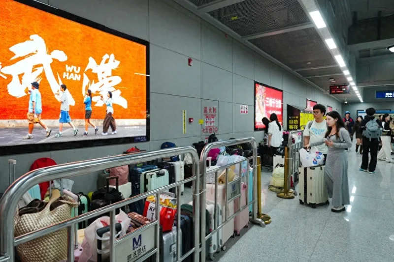 新华社点赞武汉地铁“无人行李墙”