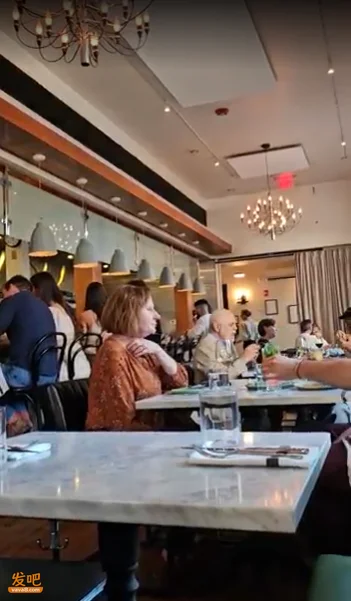 华人妈妈带娃吃生日餐 遭白人男子怒斥“让孩子闭嘴”!发帖诉委屈 网友却不全买账