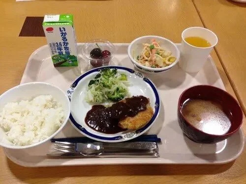 日本小学校餐太寒酸冲上热搜 家长吐槽孩子每天吃不饱 网友看完照片傻眼