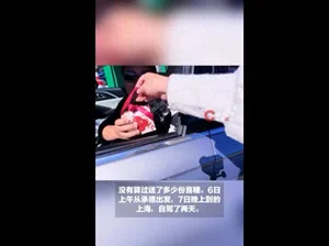 情侣订婚后自驾1400公里返程 陌生车友看到订婚贴纸后纷纷送祝福 还凑成一支特别护送车队