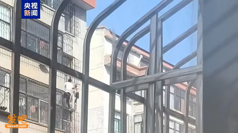 儿童头卡6楼护栏悬空 男子徒手爬楼 托举救人