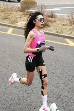 韩国学霸美女网红马拉松终点前500米倒下猝逝 年仅25岁