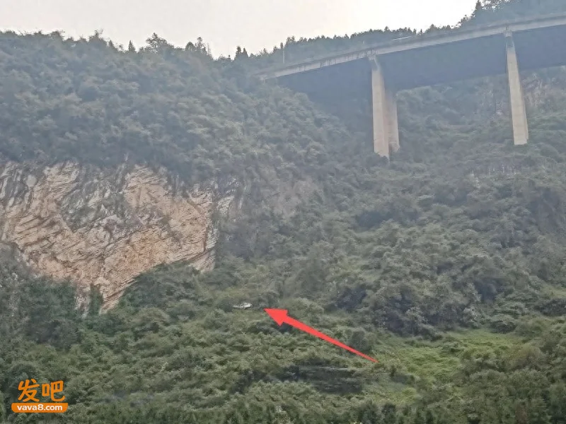 惊险!轿车翻滚坠崖近百米 驾驶员仅轻微擦伤