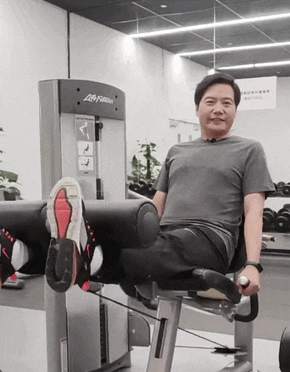 前华人首富晒腹肌火了:“别比兰博基尼和财富排名 比谁身体更好”