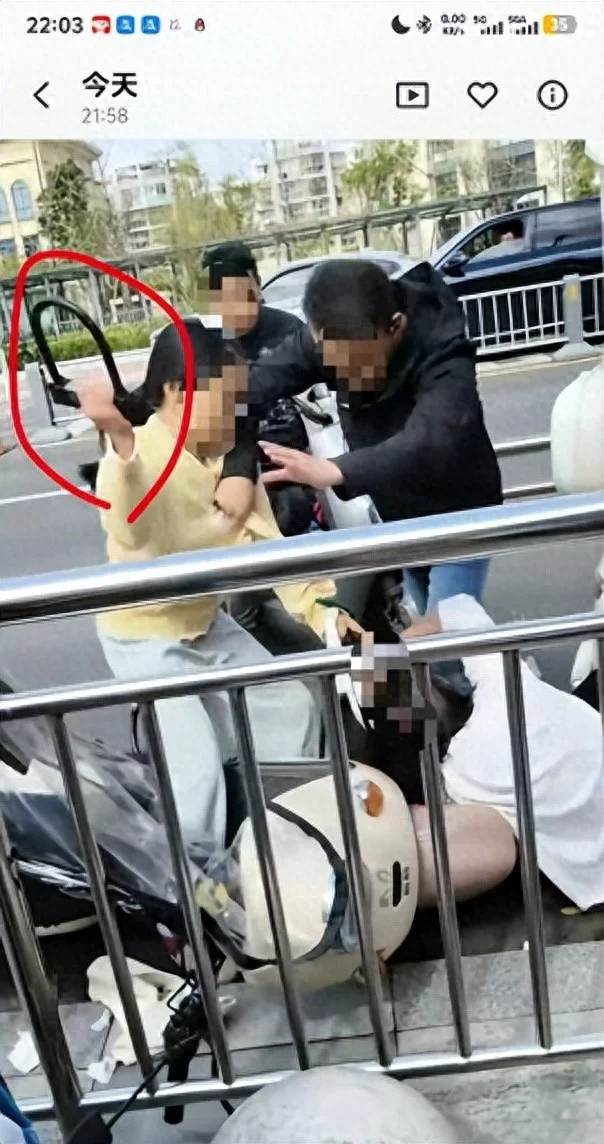 成都宝妈拿U型锁砸人后续:正脸曝光 疑事后发文叫嚣 官方回应