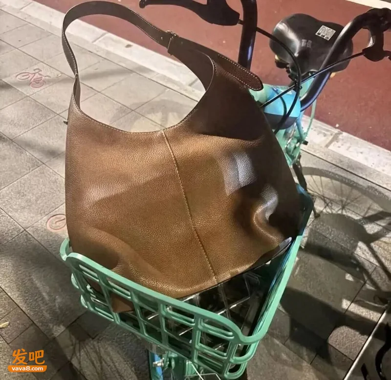 上海女子手提包遗落共享单车5小时 电脑、银行卡都在里面…深夜折返 包还在原地！