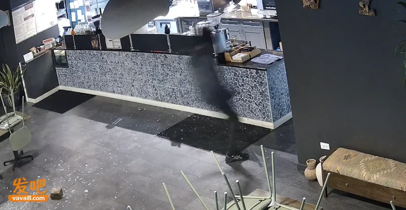 多家商铺遭砸 餐馆老板打开监控一看：天塌了