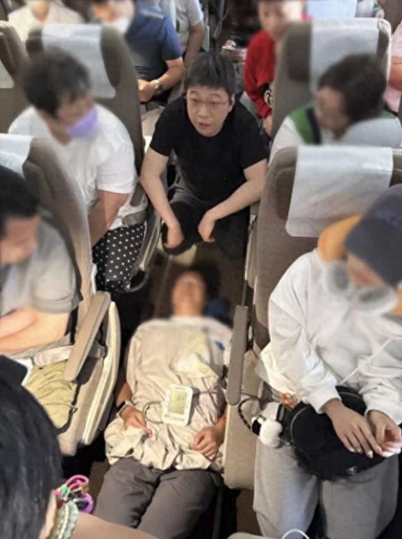飞机抵达上海机场后 乘客爆发掌声 上海专家迅速施救