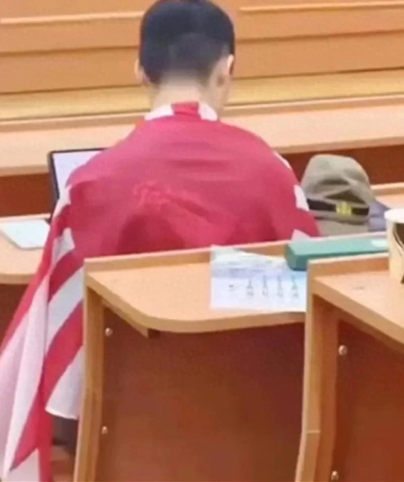 中国留学生竟公然在课堂上披旭日旗引众怒 被在场中国学生要求收回 留俄学生联署请愿追责 拒绝当事人“仅为学术展示”辩解