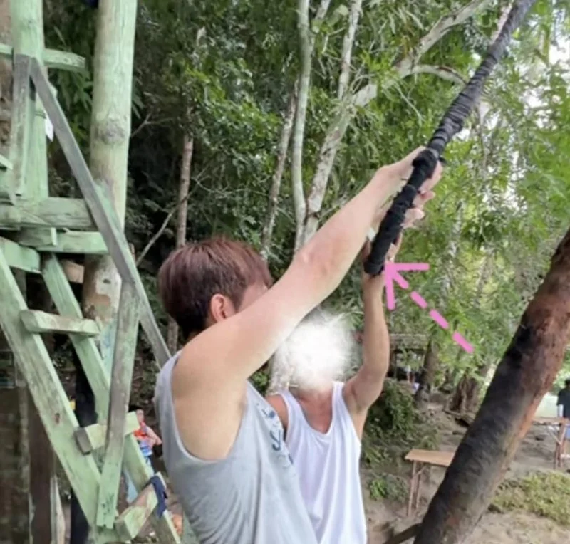 中国游客菲律宾跳水手表落水 疑遭人做手脚 花500比索才找回
