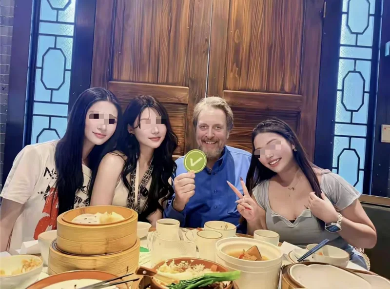 世界首富的亲爹 80岁在中国活得比年轻人潇洒