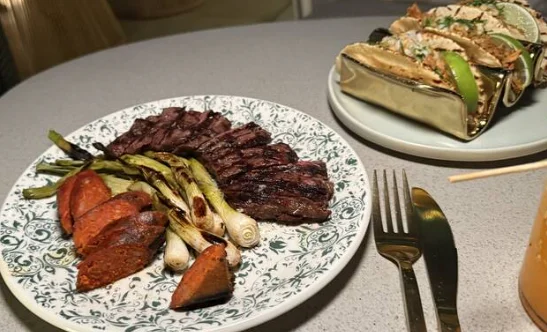 餐馆强收20%小费+“神秘费” 网友讥讽：根本就是占便宜