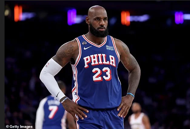 NBA巨星詹姆斯奏国歌时竟练高尔夫 总统怒斥