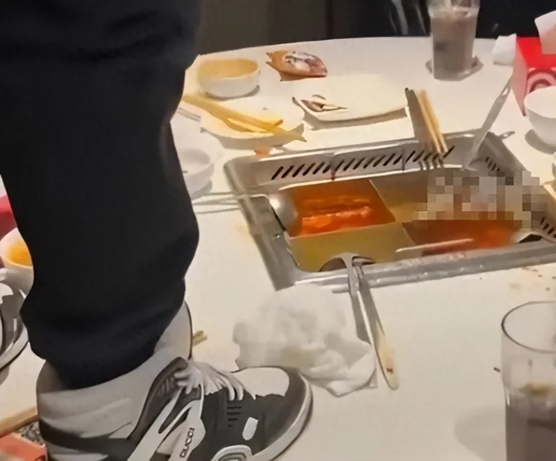 “海底捞小便”案细节披露:两少年寻求刺激 父母赔偿220万元并道歉
