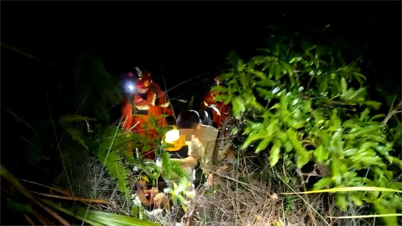 广东5名大人吃饱饭后带5名孩子闯野山被困 82人连夜搜救