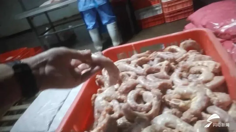 河南多家工厂被曝用鸡脖泥做馅料 撒尿牛丸“牛肉味纯靠牛肉膏”