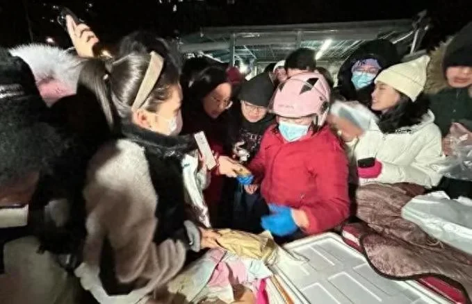 热搜第一!曾被清北学子追捧的“鹅腿阿姨”翻车:原材料是鸭腿