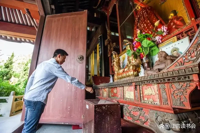 男子将个人收款码贴在寺庙功德箱上 3天收款900多元
